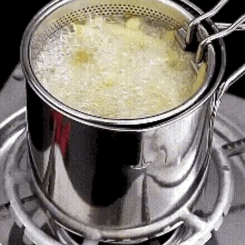 Olla freidora en uso